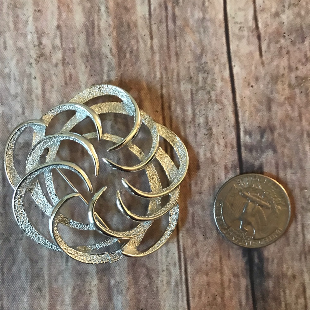 Vintage circle brooch